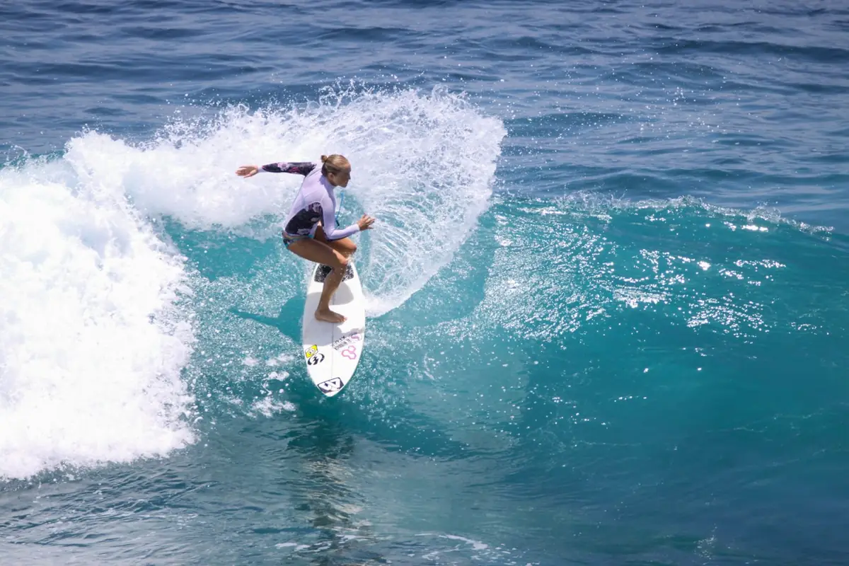 Surfe em ação. Fotografia ilustrativa.
