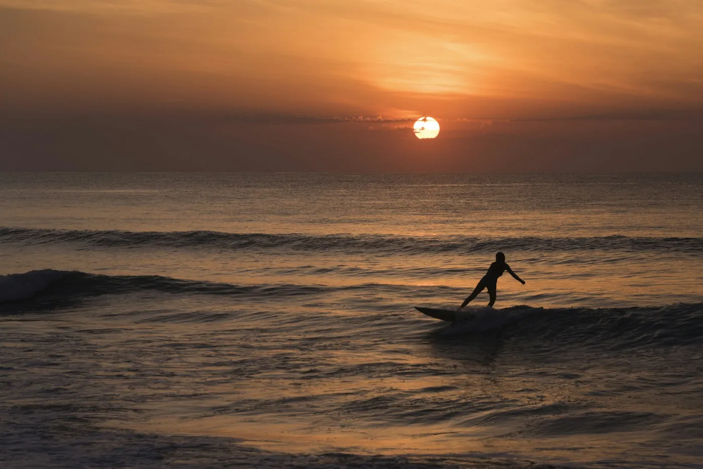 Surfe em ação. Fotografia ilustrativa.